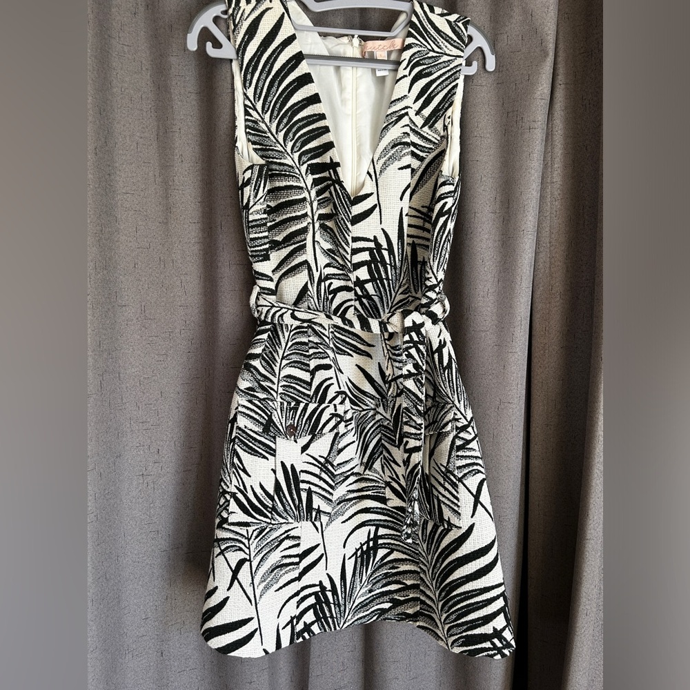 Hutch Dress Creamy White/Black Botanical Print Size 6